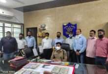 ?जळगांव Live...जळगाव शहरातील पांडे पंचमुखी हनुमान मंदीर परिसरातून पंधरा लाख रुपये असलेली बॅग पिस्टलचा धाक दाखवत हिसकावून फरार होणारे दोघे चोरटे स्थानिक गुन्हे शाखेच्या जाळ्यात