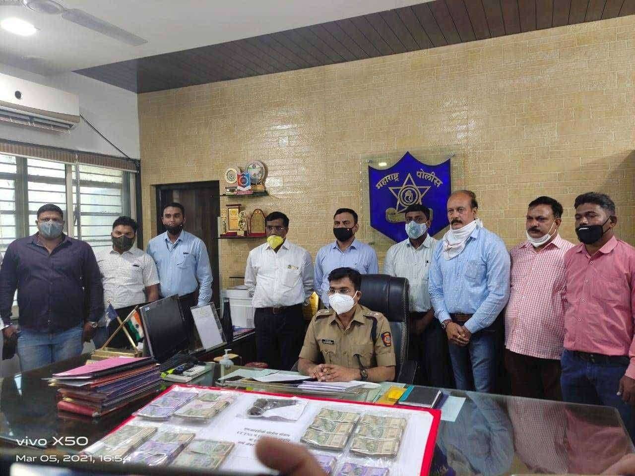 ?जळगांव Live...जळगाव शहरातील पांडे पंचमुखी हनुमान मंदीर परिसरातून पंधरा लाख रुपये असलेली बॅग पिस्टलचा धाक दाखवत हिसकावून फरार होणारे दोघे चोरटे स्थानिक गुन्हे शाखेच्या जाळ्यात