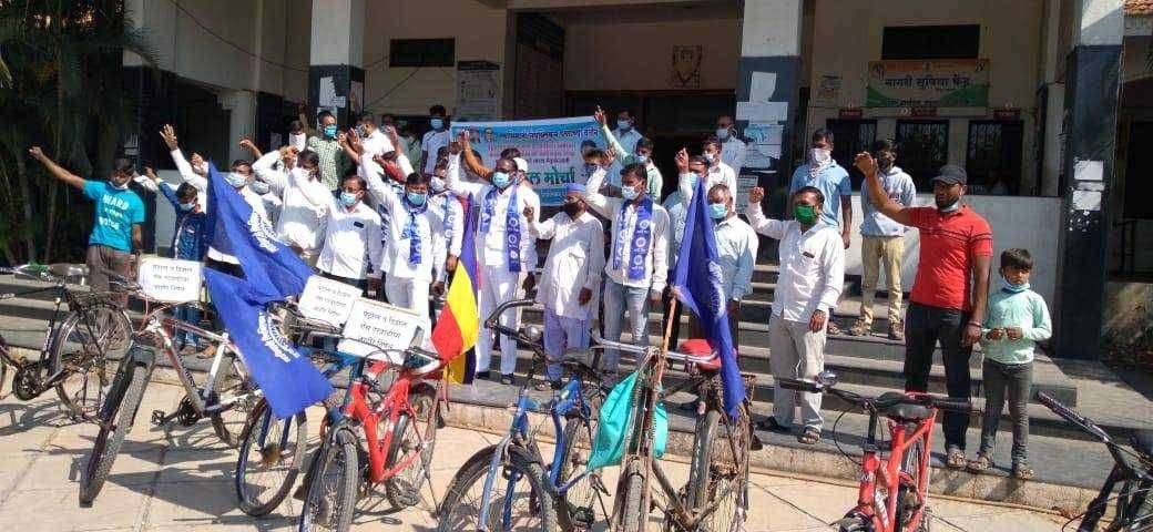 येवल्यात् स्वाभिमानी रिपब्लिकन पक्षाच्या वतीने पेट्रो ल डिझेल व गॅस च्या दरवाढीच्या निषेधार्थ सायकल मोर्चा