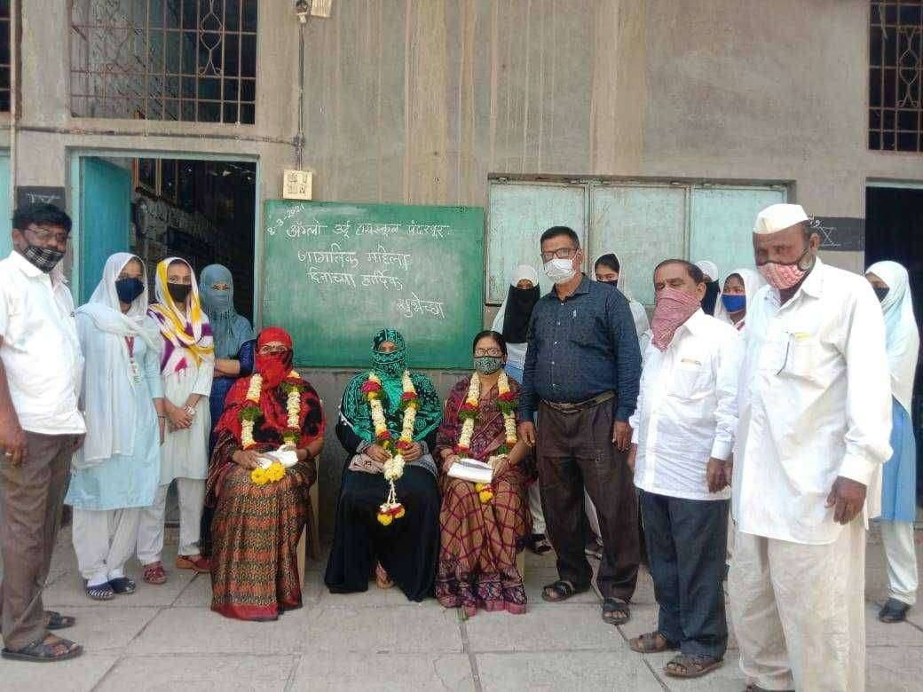 युवा नेतृत्व बशीर भाई तांबोळी यांच्या वतीने अँगलो उर्दू स्कूल मध्ये जागतिक महिला दिन साजरा