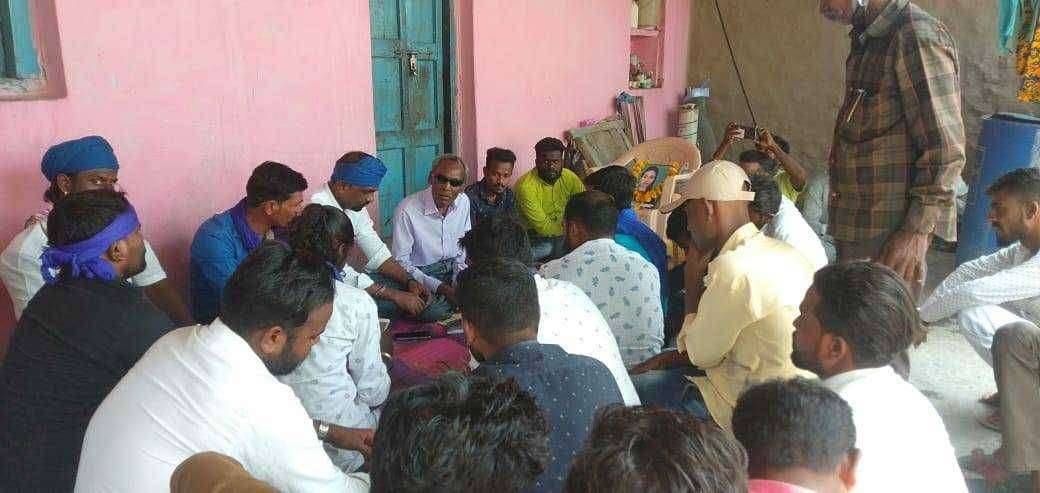 साकोळ आश्विनी सूर्यवंशी हत्याकांड पीडित कुटुंबाची भिम आर्मीचे कार्यकारणी सदस्य तथा गुजरात प्रभारी अशोक कांबळे सह लातुर औसा व निलंगा देवणी कार्यकर्त्यांसह सांत्वनपर भेट