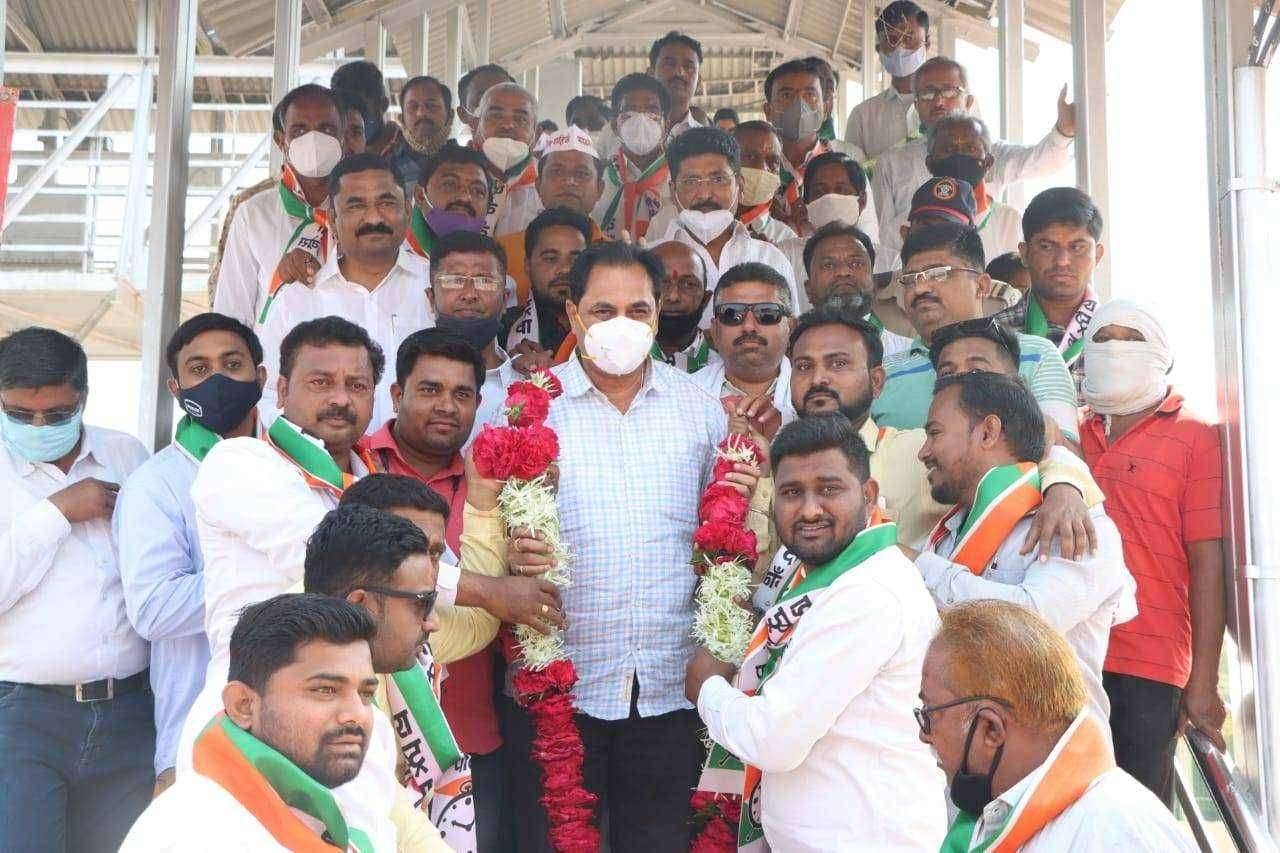 ?️अमळनेर कट्टा...आणि स्वागताच्या नादात झाली गर्दी..!सोशल डिस्टिंगसिंग चा उडाला फज्जा..! तुम्ही सामान्य नागरिक तुम्हाला नियम..!तुम्ही राजकीय नेते तुम्हाला सूट..!