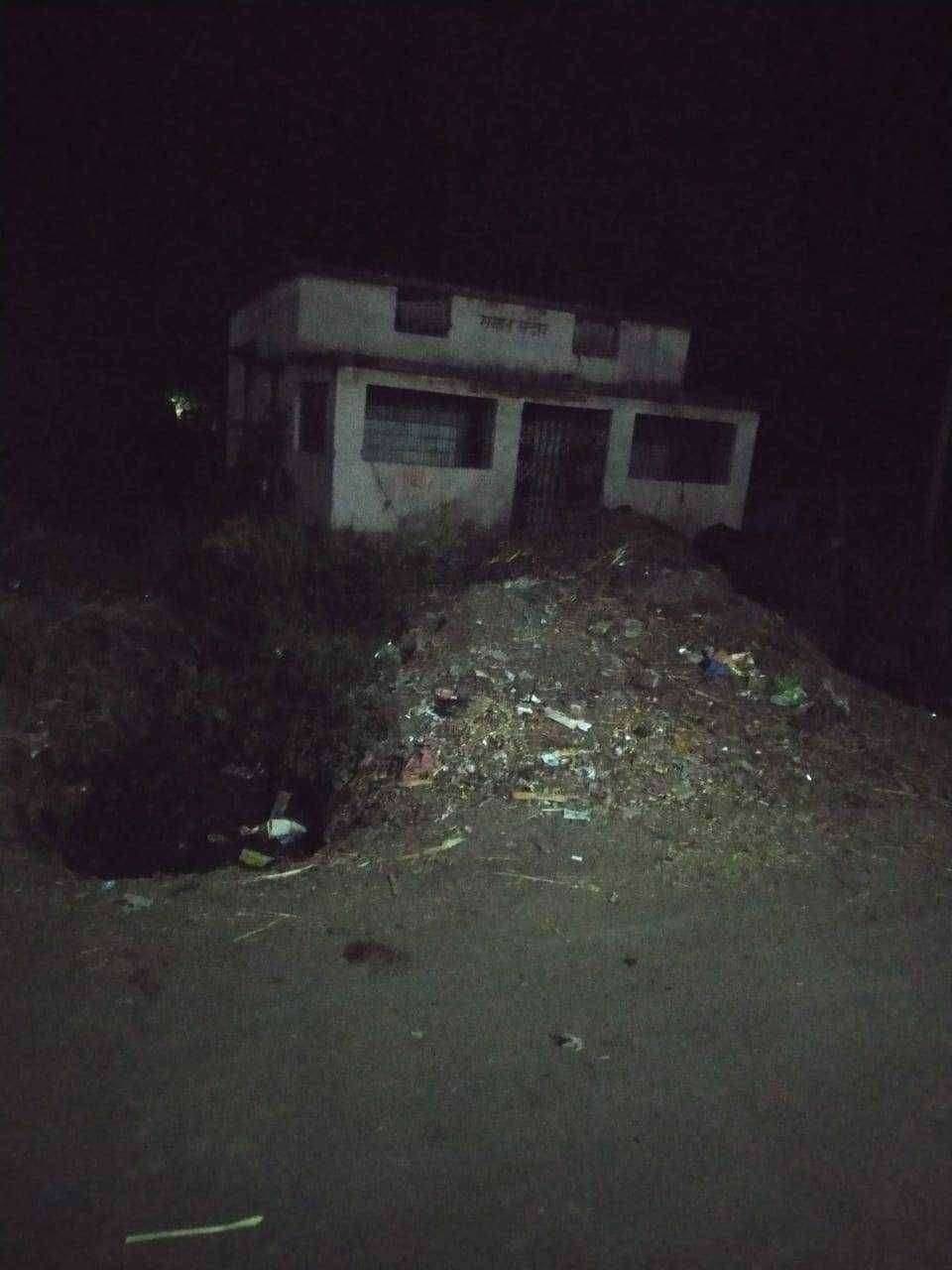 ?️ अमळनेर कट्टा... रामेश्वर खुर्द या गावात समाजासाठी उपयोग येणारे समाज मंदीर यांच्यासमोर कचऱ्याचे साम्राज्य