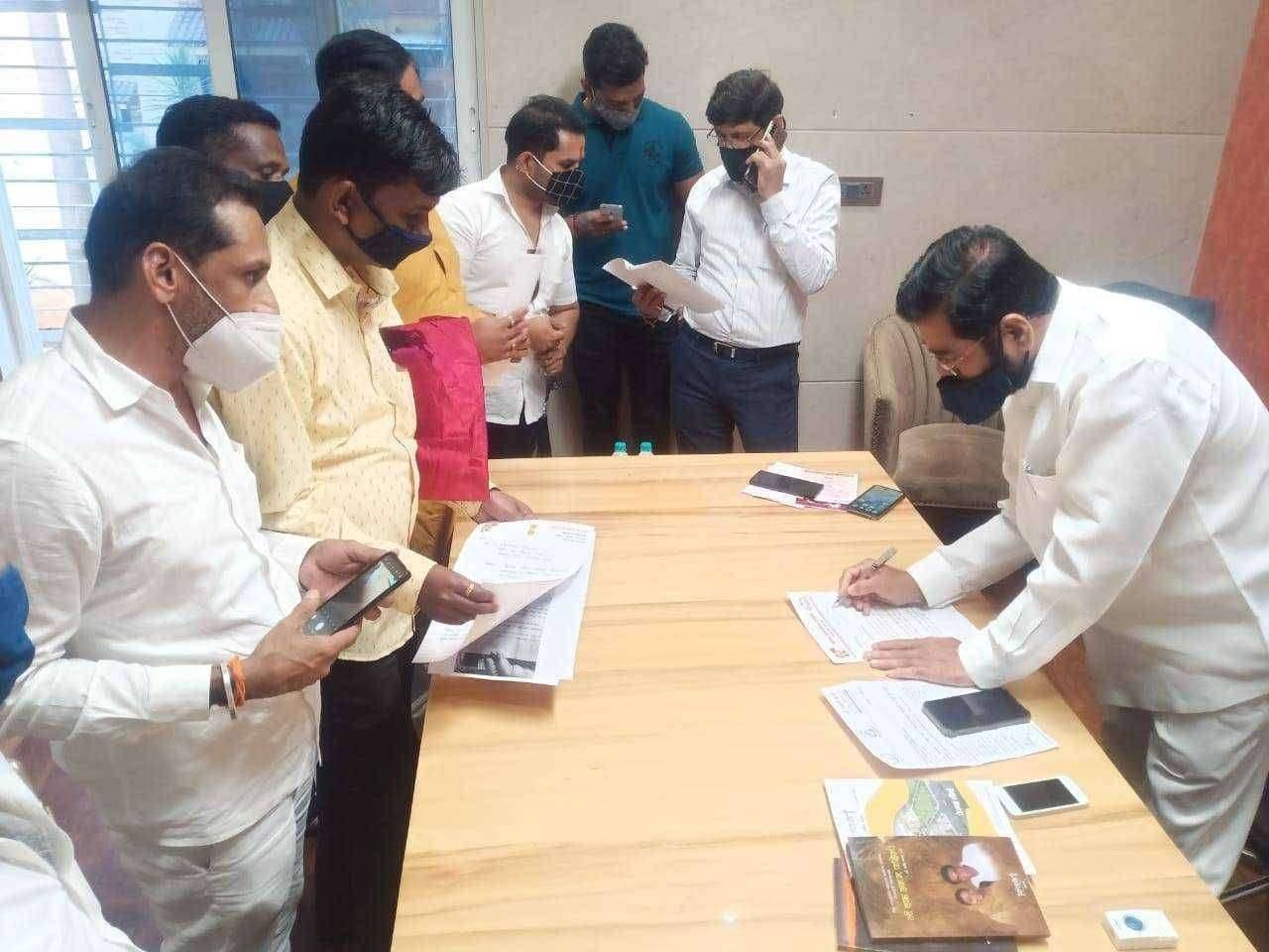 दिंडोरी शहर विकास विविध योजना राबविणे साठी शिवसेना तालुका प्रमुख यांनी घेतली नगरविकास मंत्री शिंदे यां ची भेट