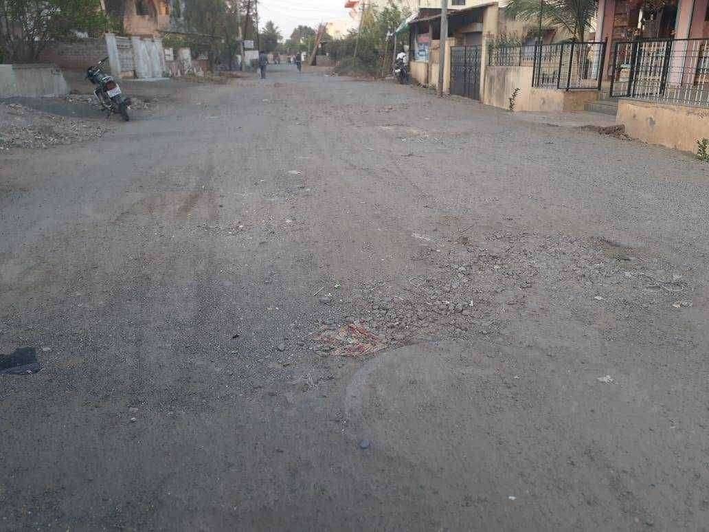इसबावीतील अंतर्गत रस्त्यांची दैनिय अवस्था नागरिकांमधुन तीव्र नाराजी
