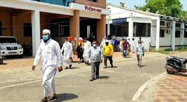 कोरोना संदर्भातली महत्त्वपूर्ण बैठकीकडे पालकमंत्र्यांनी फिरवली पाठ धुळे जिल्ह्यातील राजकीय सामाजिक व धार्मिक क्षेत्रातील सामाजिक कार्यकर्त्यांचा नाराजीचा सूर.