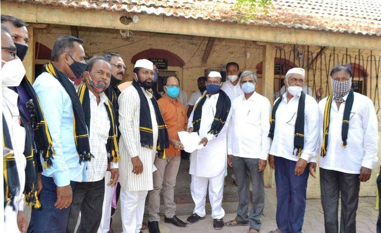 गुन्हा मागे घ्या अन्यथा पोटनिवडणुकीत शरद पवारांच्या सभेत उपोषण करणार।शेतकरी नेते माऊली हळणवर विठ्ठलचे कामगार व सभासदांनी पाळला काळा दिवस