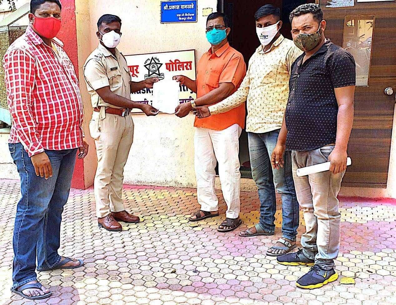 शिया वक्फ बोर्डाचे अध्यक्ष वसीम रिझवी यांच्यावर कठोर कारवाई करण्यात यावी असे निवेदन पोलिस स्टेशनला देण्यात आले आहे