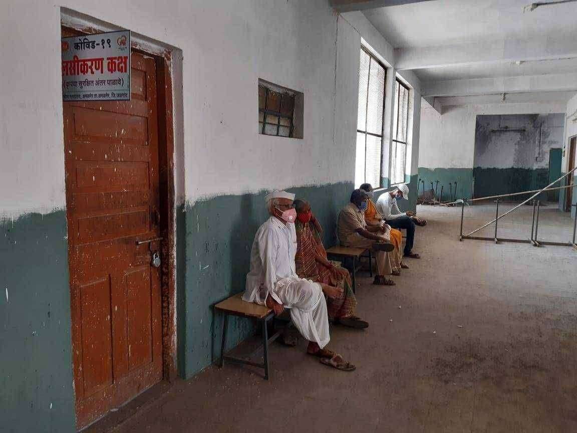 ?️अमळनेर कट्टा... कोविड लसीकरण केंद्राला कुलूप..! ज्येष्ठ नागरिक प्रतीक्षेत..!लोकांना दंड करणारे प्रशासन गायब..!