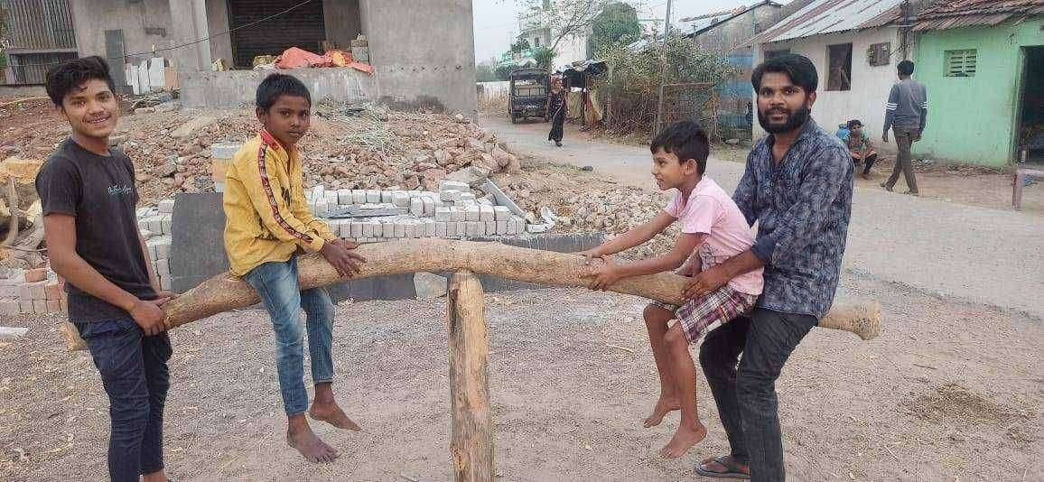 ग्रामीण भागातील खेळ काळा च्या पडद्याआड होण्याच्या मार्गावर घानमाकड नामशेष होण्याच्या मार्गावर आधुनिक युगातील मुले 'स्मार्टफोनकडे' ग्रामीण भागातही दिसेनात मैदानी खेळ
