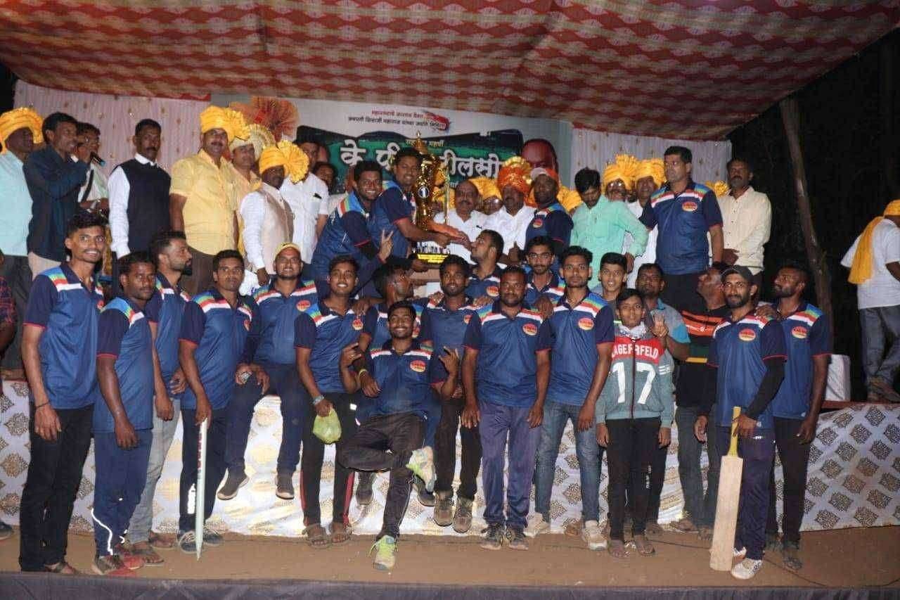 रणजीतदादांनी गोकूळची फलंदाजी करावी - सुनिल कांबळे मडिलगे बुद्रुक येथे क्रिकेट स्पर्धा बक्षीस वितरण सोहळ्यात केले प्रतिपादन ५१ हजार रोख व के.पी.पाटील चषक मुरगुुडच्या सानिका संघाने जिंकला