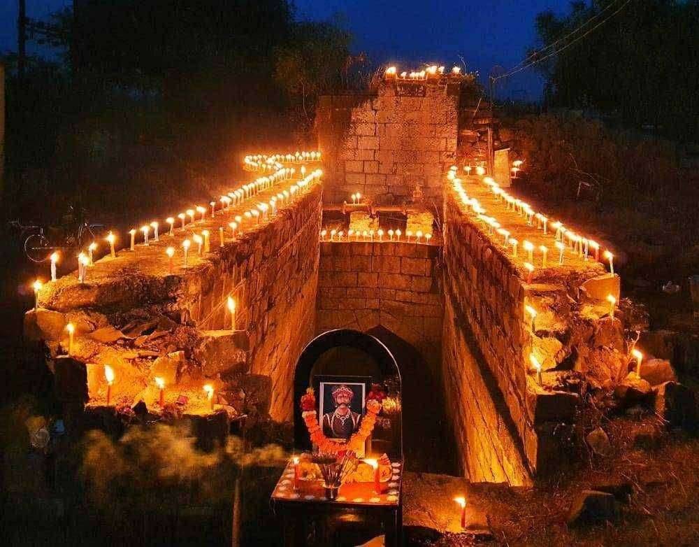 ऐतिहासिक बारवेवर दीपोत्सव करत मल्हारराव होळकर यांची जयंती साजरी