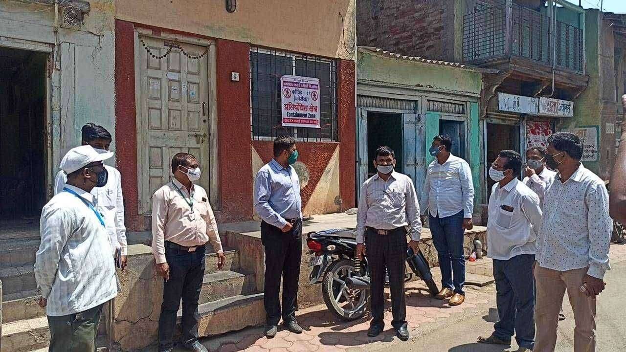 दिंडोरीचे तहसीलदार यांची कोरोना प्रतिबंधक सूचना तोंडाला मास्क वापरण्याचे आव्हान नियम न बाळगणार्यांवर कारवाई जानोरी,जऊळकेदिंडोरी खडक सुकेने मोहाडी परिसराला भेट