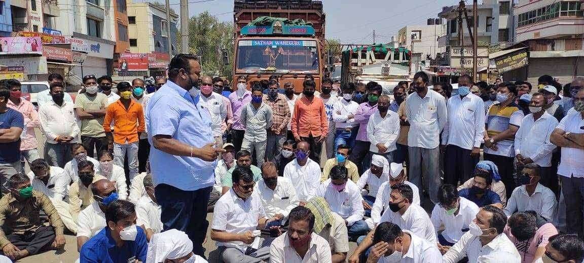 दिंडोरी येथे वीज वितरण कंपनीचे अधिकाऱ्याच्या विरोधात सर्वपक्षीय शेतकरी जनतेचा उद्रेक अधिकारी निलंबित करण्याची चौकशीची मागणी...