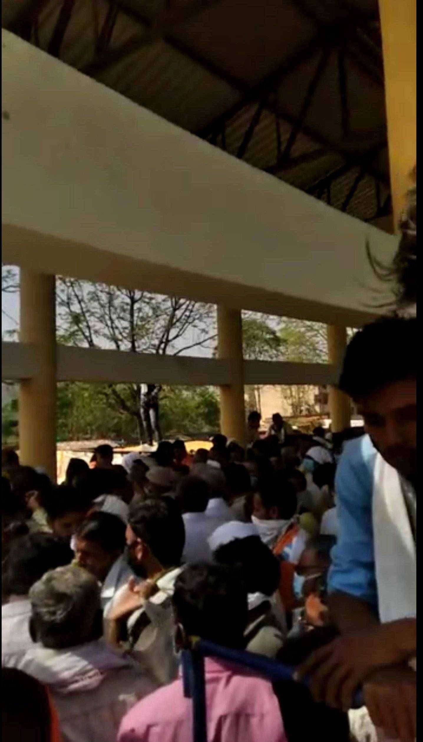 ?️अमळनेर कट्टा..प्रशासनाचा मनमानी कारभार..!हातगाडी वाल्या मजबूर व्यावसायिकांवर गुन्हा दाखल करण्याची धमकी..!तर कृषी उत्पन्न बाजार समितीतील गर्दीकडे जाणून बुजून काना डोळा..!काय आहे रे हे साटं लोटं..!