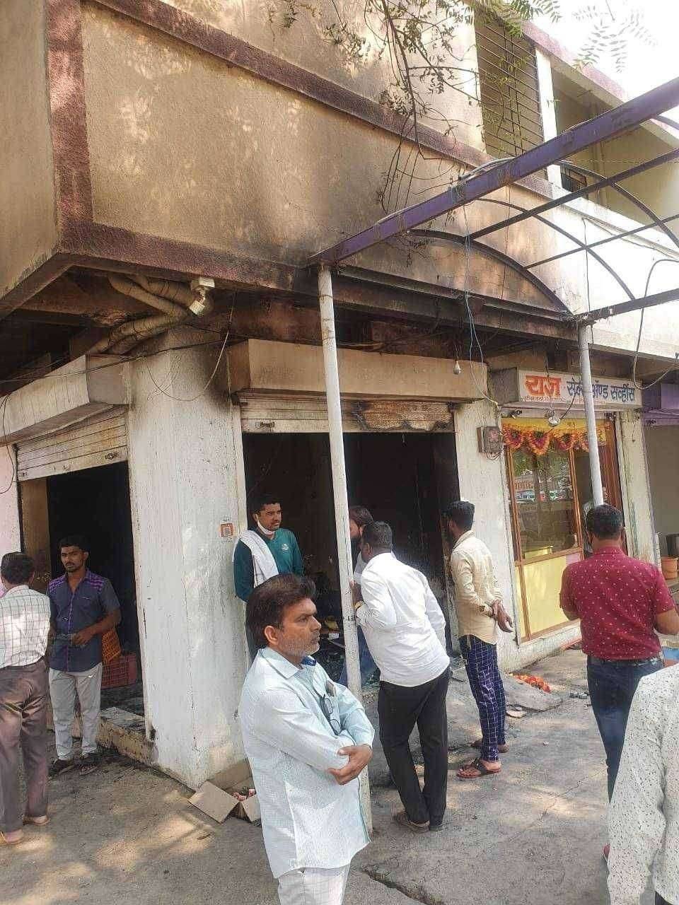 ?️अमळनेर कट्टा...फ्रेंड्स ऑटो कन्सल्टंट दुकानाला आग..!दिड लाखांचे नुकसान..!