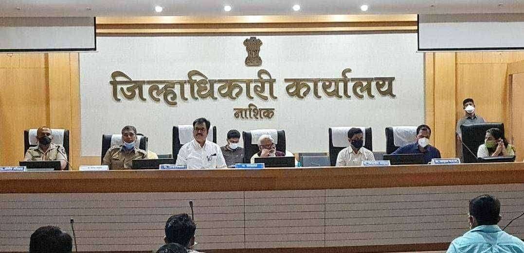 पालकमंत्री छगन भुजबळ यांच्या कोरोना आढावा बैठकीनंतर जिल्हा शल्यचिकित्सक डॉ. रत्ना रावखंडे यांना तासाभरातच पाठवले सक्तीच्या रजेवर