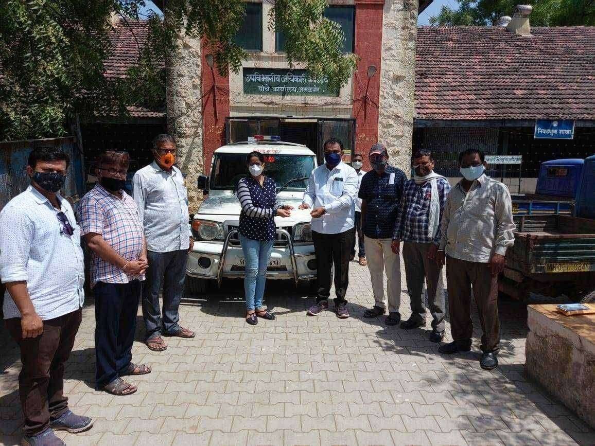 ?️ अमळनेर कट्टा... शासकीय सुविधा अपूर्ण पडू लागल्याने स्वस्त धान्य दुकानदार संघटनेकडून विविध सुविधांसाठी प्रशासनाला एक लाख रुपयांचे धनादेश प्रांताधिकारी यांच्या कडे सुपूर्द