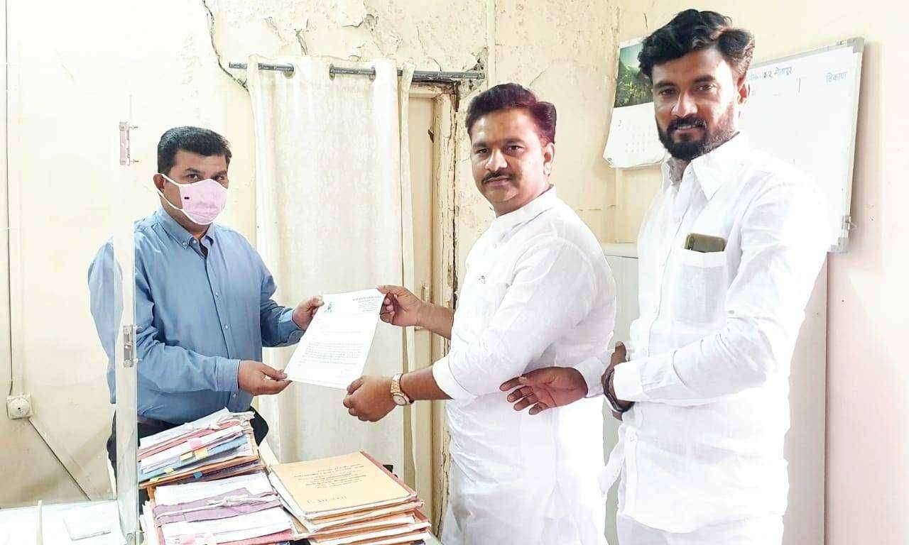 पाटलांच्या प्रयत्नांमुळे मिळणार तालुक्यातील शेतकऱ्यांना दोन दिवसात पाणी कॅनाॅलवर अवलंबून असणाऱ्या अनेक पिकांना मिळणार जीवदान (सोलापूर येथे उपमुख्यअभियंता यांची भेट घेऊन सोडवला प्रश्न)