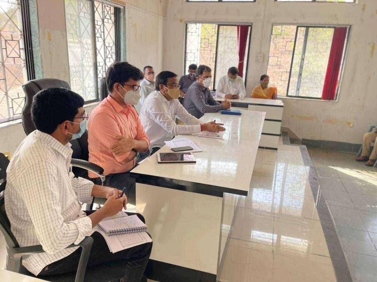 कळवण येथे कोरोना पार्श्वभूमीवर प्रशासनातील प्रमुख अधिकाऱ्यांसमवेत आमदार नितीन अर्जुन पवार यांनी कोरोना विषाणू निर्मूलन आढावा बैठक घेतली...