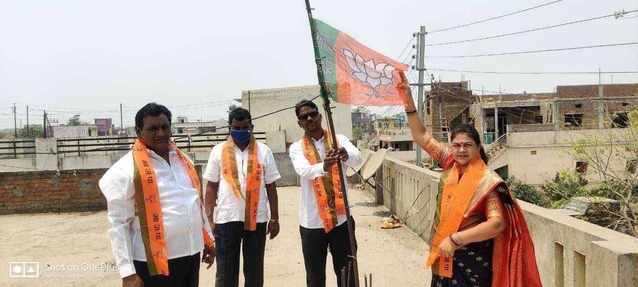 स्थापना दिवसानिमित्त 101 कार्यकर्त्यांच्या घरावर भाजपाचा ध्वज लावण्याचा उपक्रम