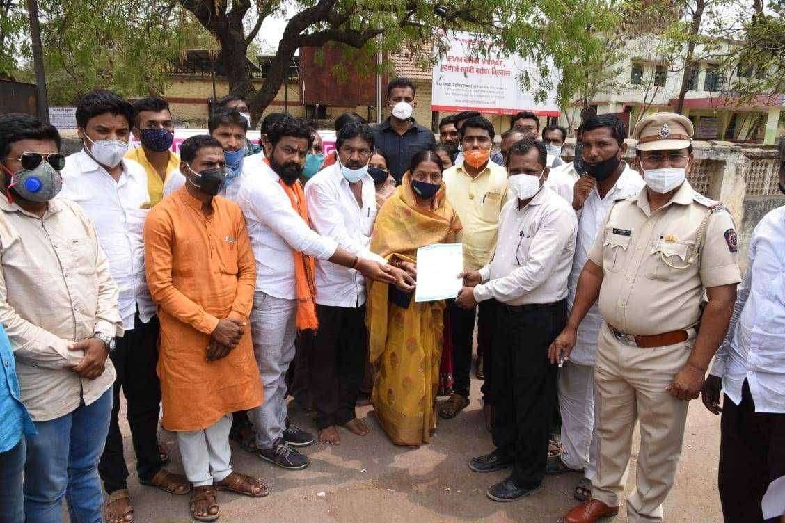 "कोरोनाच्या नावाखाली दुकाने,होटल बंद केली आहेत. मग निवडणूक प्रचारात गर्दी कशी" सौ.शैलाताई गोडसे