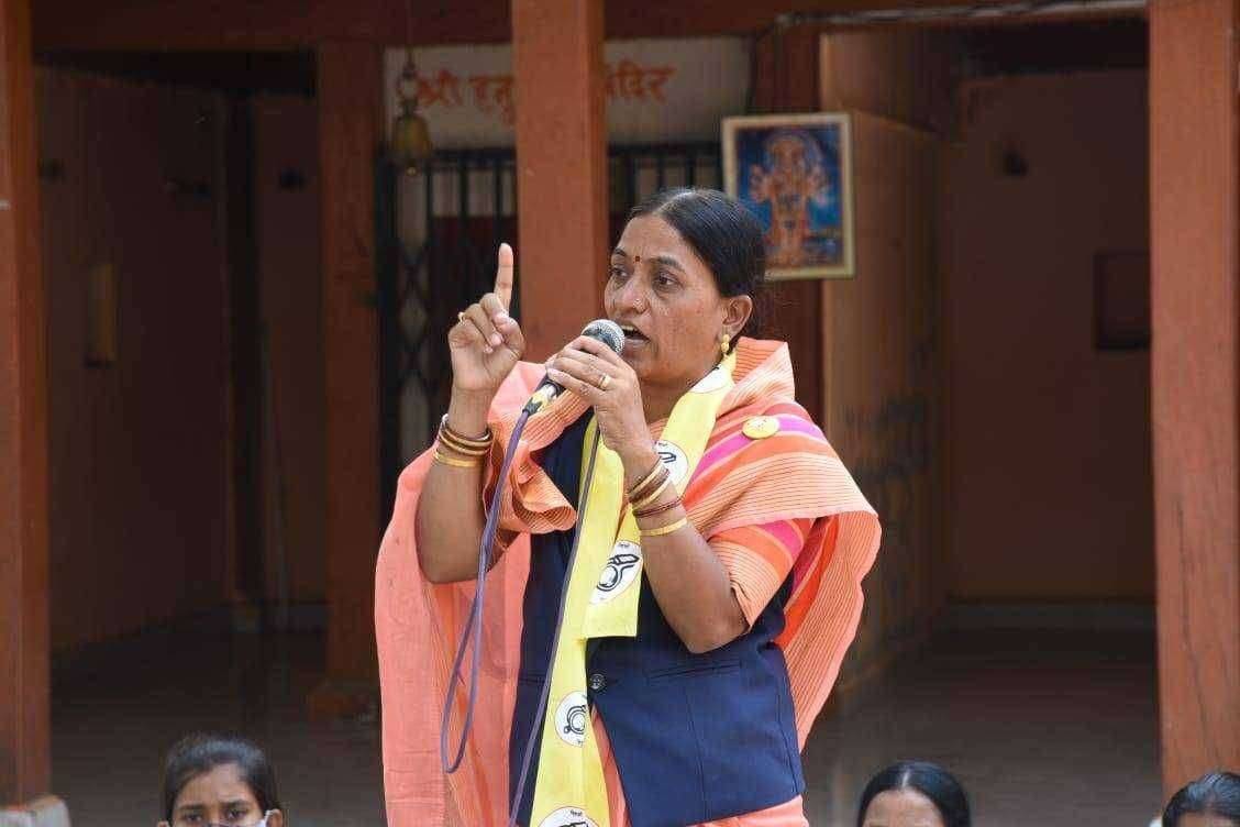 "शेतकऱ्यांचे आयुष्य उध्वस्त करणाऱ्या दोन्ही दादांना पराभूत करा"...सौ.शैलाताई गोडसे.