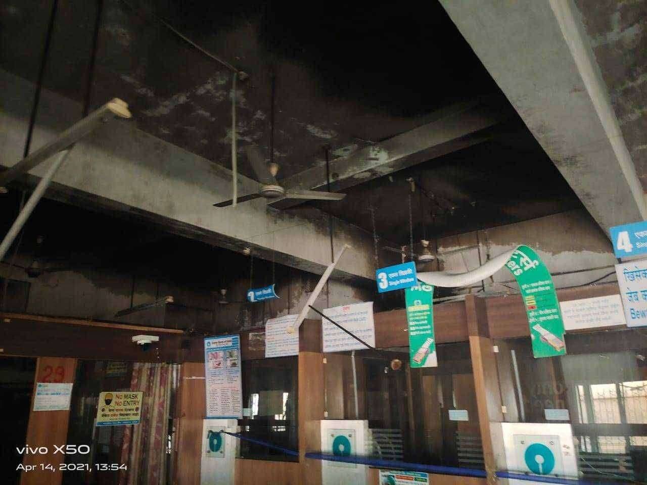 ?️अमळनेर कट्टा..स्टेट बँक 4 ते 5 दिवस राहणार बंद..!लागलेल्या आगीमुळे साधारण पणे दिड लाखांचे नुकसान...!