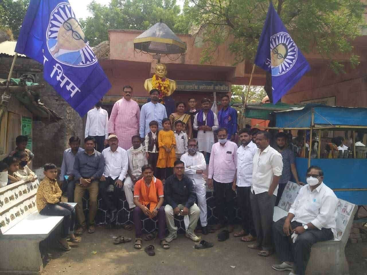 कोडीद गावात आज विश्वरत्न डॉ.बाबासाहेब आंबेडकर ह्यांच्या जयंती निम्मीत स्मारकास अभिवादन अर्पित करण्यात आले