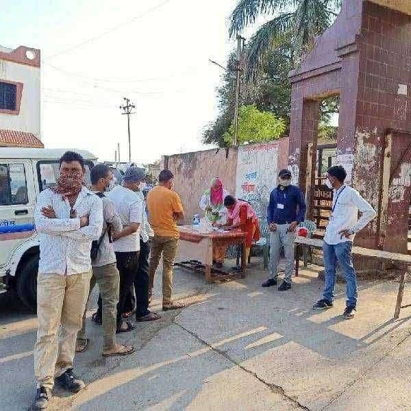 ?जळगांव Live..संचार बंदी काळातही चोपड्यातील नागरिक रस्त्यावर, विनाकारण फिरणाऱ्यांची केली रॅपिड टेस्ट