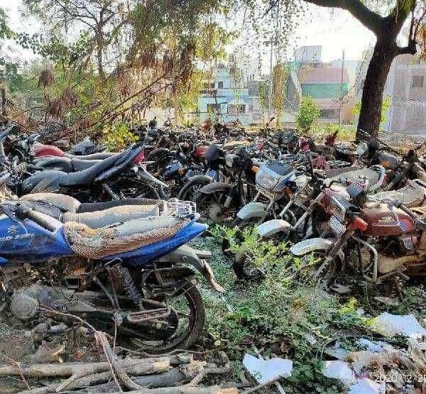 पोलीस स्टेशन मधील दुचाकी संबंधित मालकाने घेऊन जावे: शहर पोलिस स्टेशन