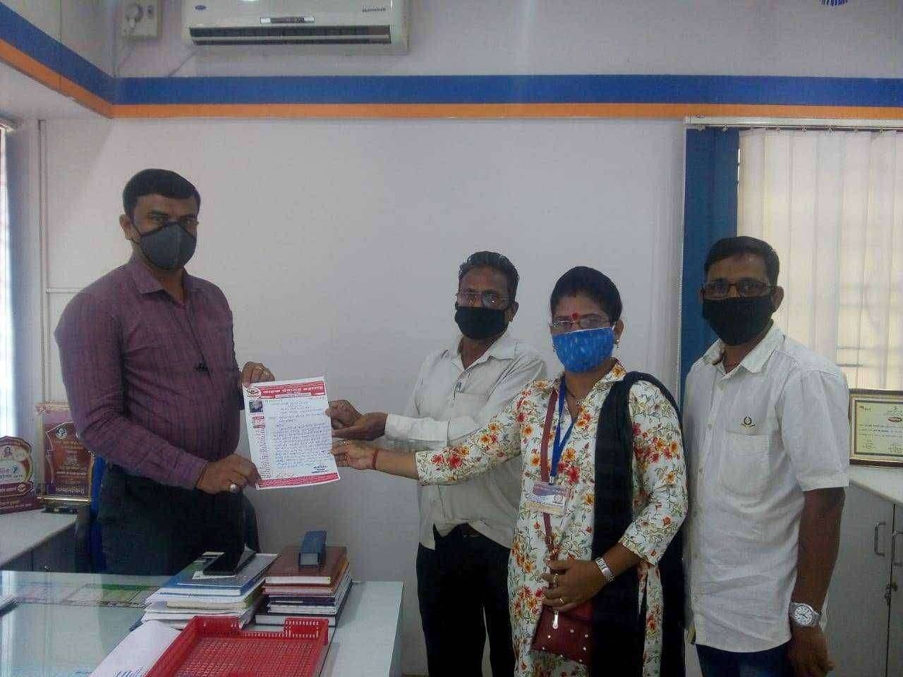 ग्राहक पंचायत महाराष्ट्र कोल्हापूर जिल्ह्याचे वतीने वयोवृध्द बँक ग्राहकांच्या तक्रारी बाबत प्रबंधक यांना निवेदन...