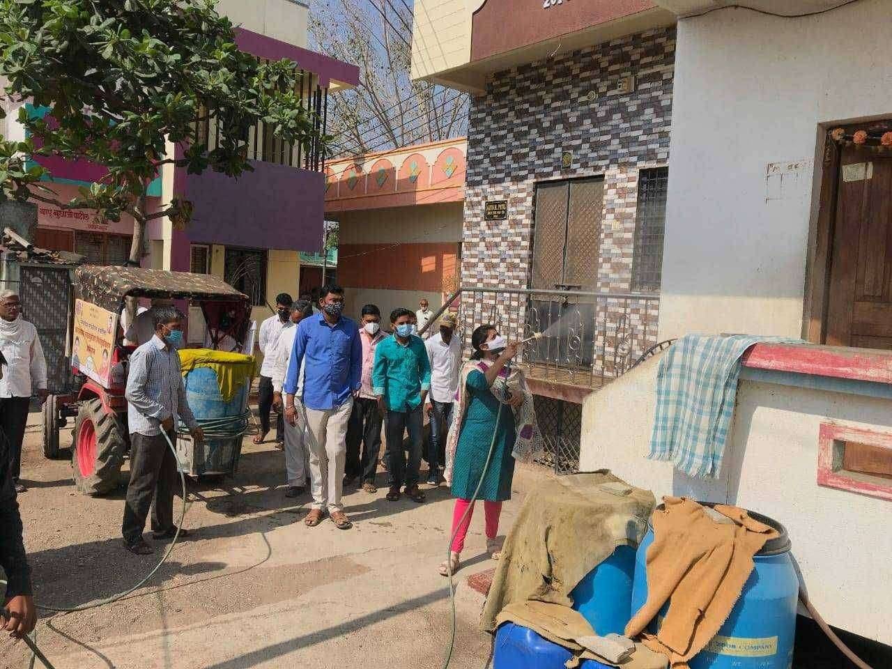 ?️ अमळनेर कट्टा... कोरोना विरुद्धच्या लढाईत प्रशासनाच्या सोबतीला स्मितोदयचाही हातभार माजी आमदार स्मिता वाघांच्या मार्गदर्शनाखाली शहर व ग्रामिण भागात राबविताय निर्जंतुकिकरण मोहीम