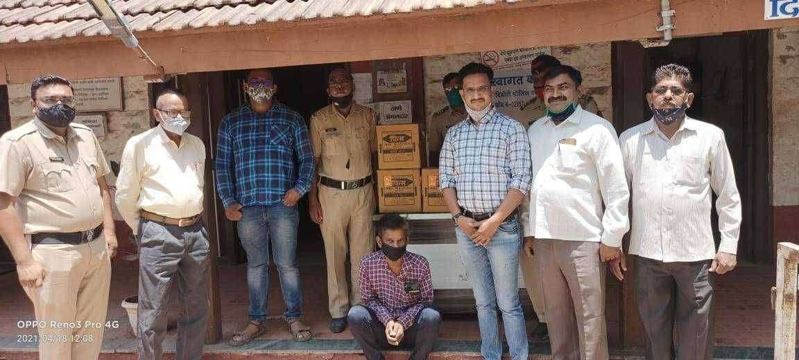 दिंडोरी तालुक्यातील पालखेड येथे दिंडोरी पोलीस ठाण्याचे अधिकारी व कर्मचारी यांनी अवैध दारू विक्री करताना संबंधितास पकडले