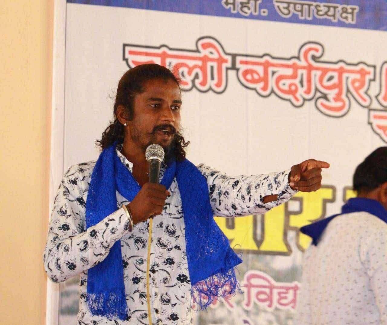 मुख्यमंत्री साहेब सामान्य लोकांच्या प्रश्नाकडे लक्ष द्या - अक्षय धावारे