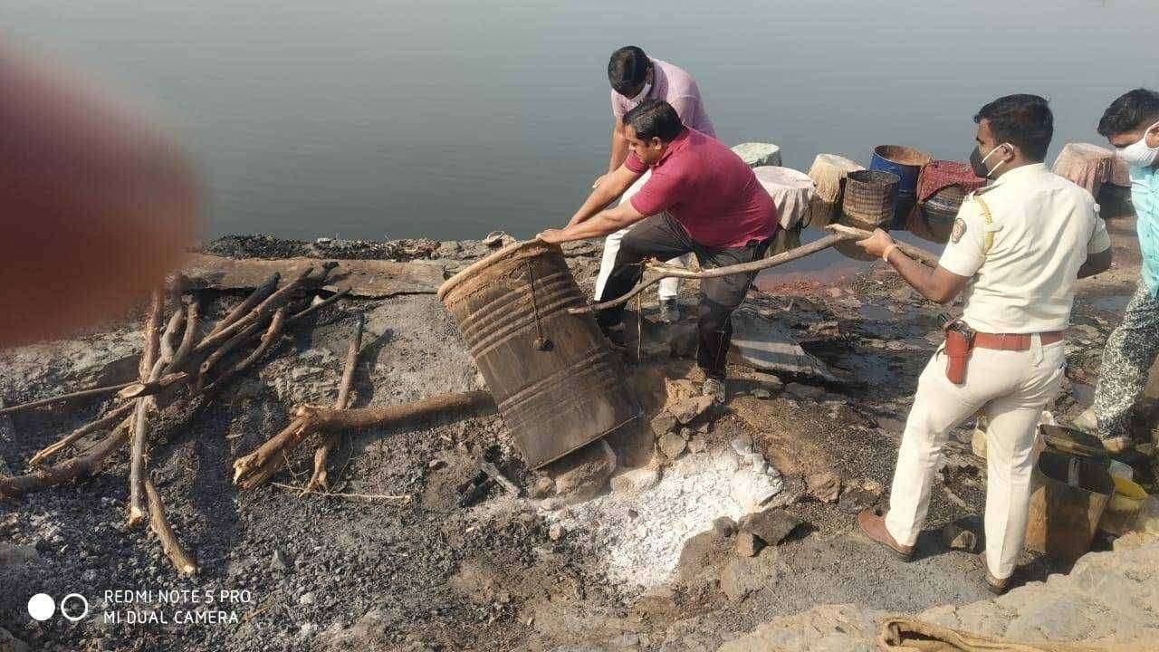 फैजपूर पोलिस स्टेशन हद्दीतील कासवे तालुका यावल येथे गावठी हातभट्टी दारू पोलिसांकडून उध्वस्त