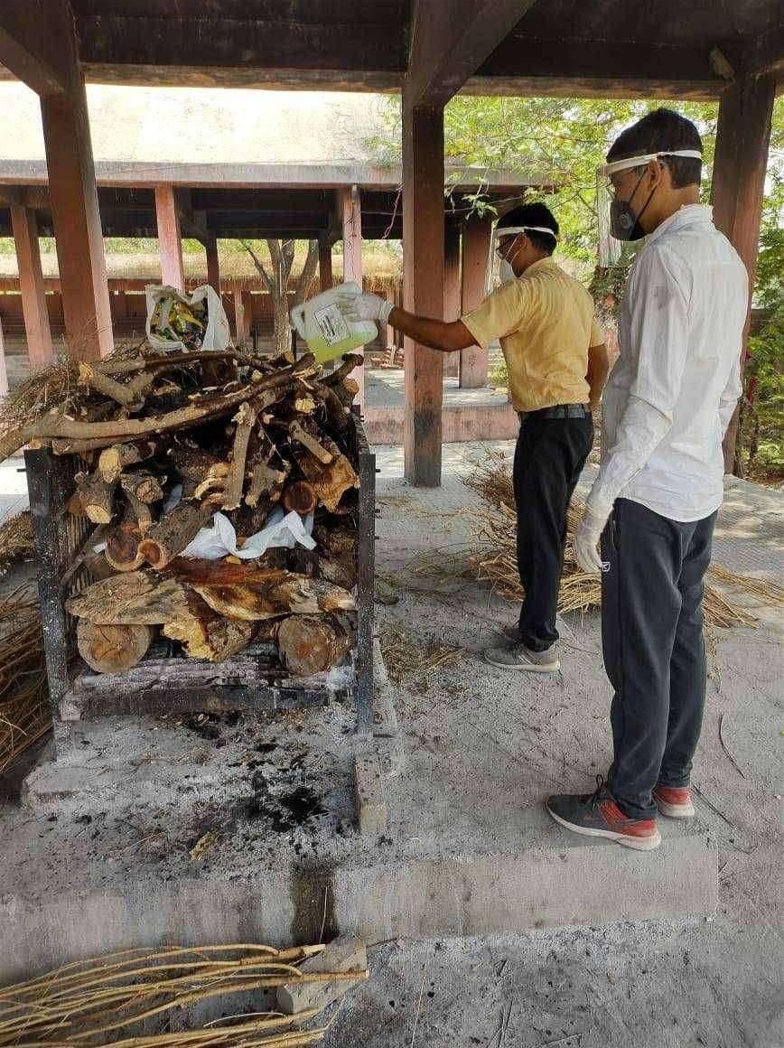 कोरोना मयत व्यक्तींचा अंतिम विधी पार पाडण्यासाठी रावेर तालुक्यातील अनेक तरुण पुढे सरसावले...