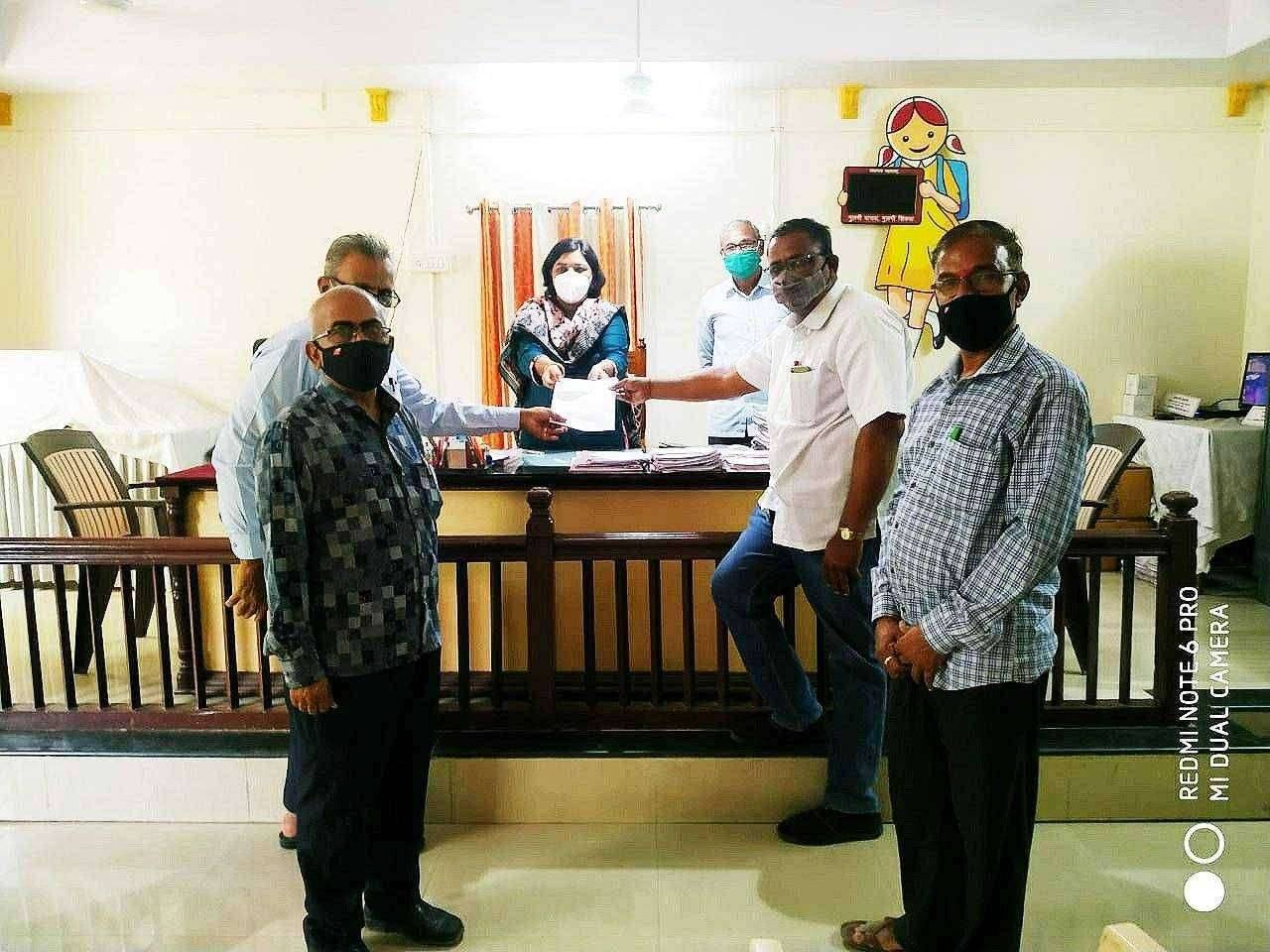 ड्युरा सिलेंडरसाठी रावेर तालुक्यातील माध्यमिक शिक्षकांतर्फे तीस हजारांचा निधी सुपूर्द.