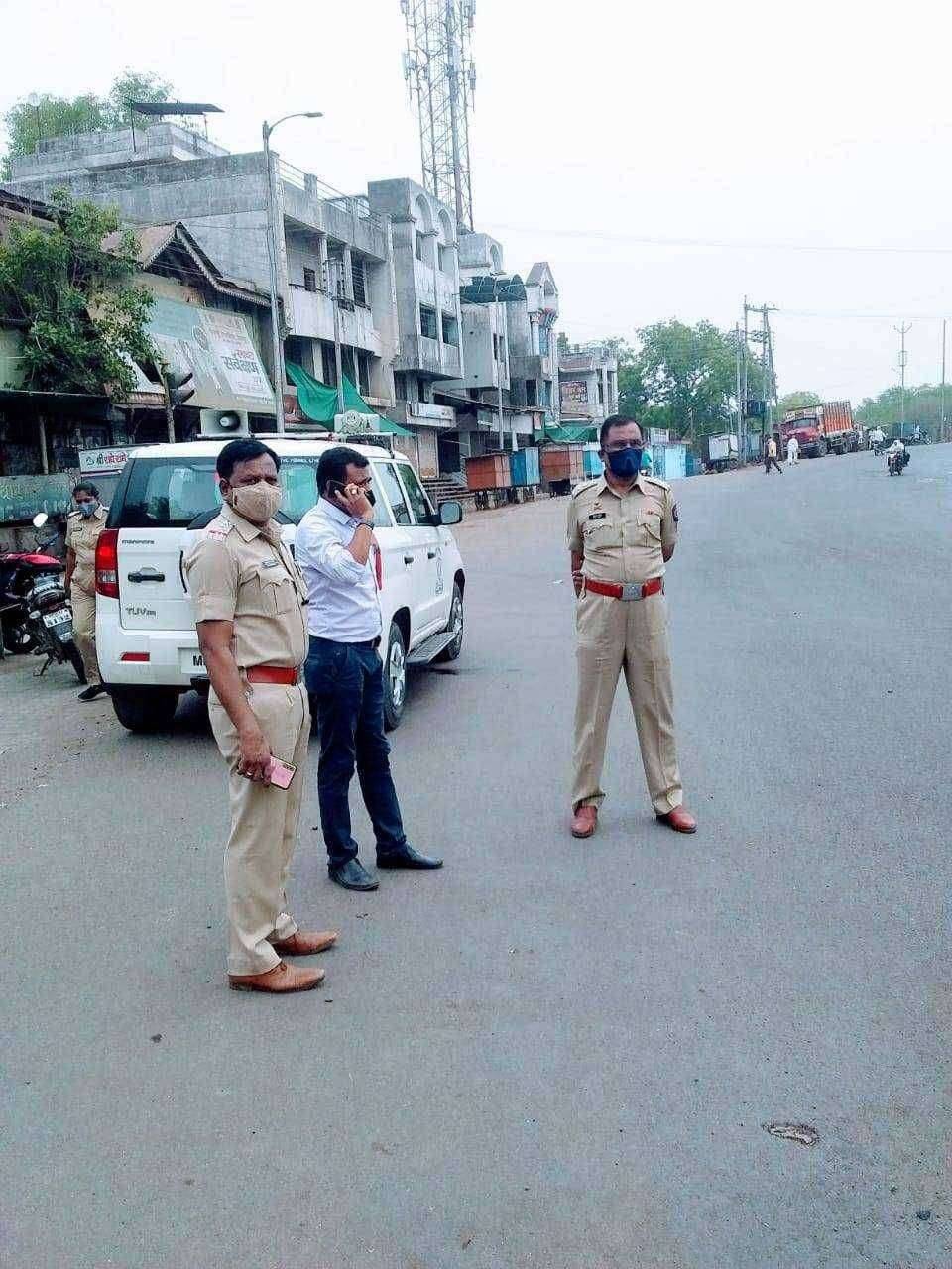 फैजपूर जिल्हाधिकारी यांच्या आदेशाने पोलिसांतर्फे कडक लॉक डाऊन ची अंमलबजावणी व्हावी म्हणून डीवायएसपी सह पाेलिस नगरपरिषद रस्त्यावर