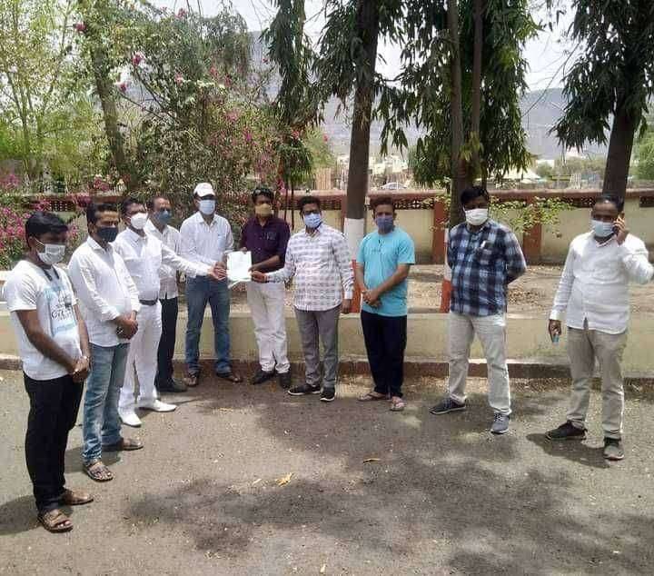 चांदवड उपजिल्हा रुग्णालय अधिक्षकांवर कारवाईसाठी तहसीलदारांना निवेदन