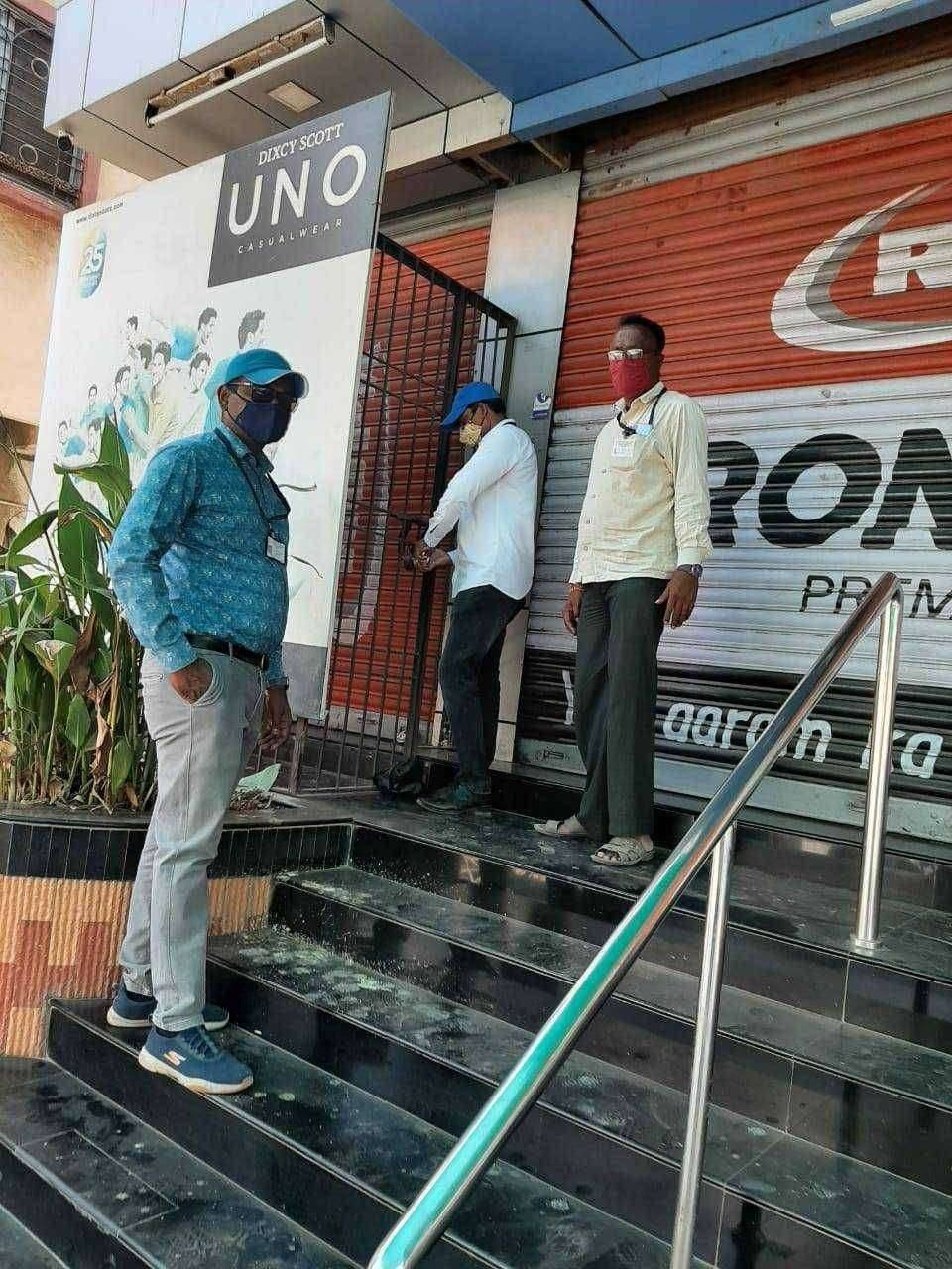 ?️अमळनेर कट्टा....अखेर विपुल गारमेंट ला सील..!प्रशासनाच्या एका जावया वर शेवटी कार्यवाही..!बाकीच्यांच काय..!