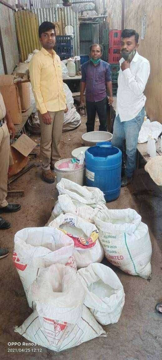 दिंडोरीत ताडी विक्री करणाऱ्या तिघांना पोलिसांनी घेतले ताब्यात