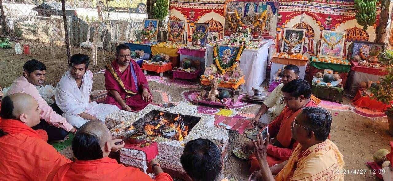 सावदा येथील स्वामीनारायण गुरुकुलात मारुती यज्ञ--- सव्वा लाख आहुतीद्वारे मारुतीला कोरोना निर्मूलनासाठी साकडे