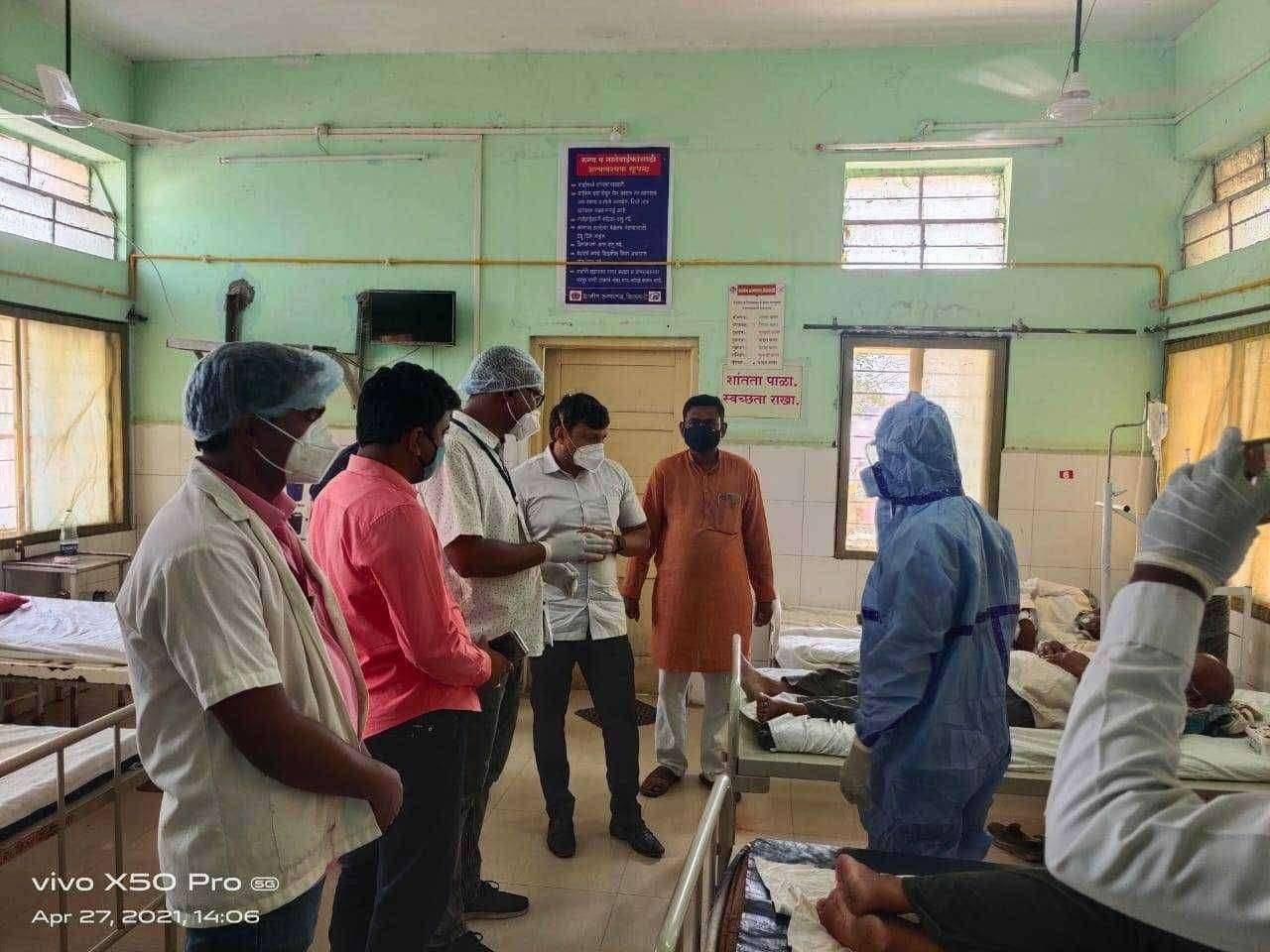 औसा तालुक्यातील ग्रामीण रुग्णालय व कोविड केअर सेंटरला खासदार ओमराजे निंबाळकर यांनी दिली भेट