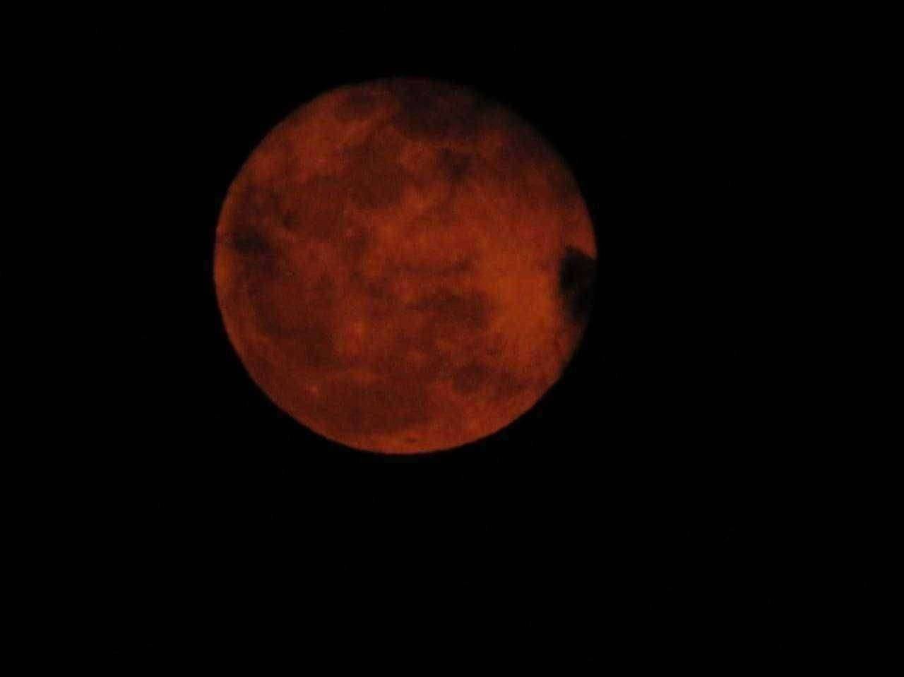 कोल्हापूर खगोलप्रेमीनी केले पिंक सुपरमून चे निरीक्षण