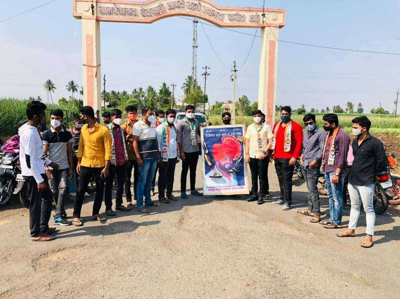 राज्यमंत्री मा.दत्तामामा भरणे यांची प्रतीकात्मक प्रेतयात्रा काढणाऱ्या अतुल खुसपेच्या प्रतिमेला जोडे मारत इंदापूर तालुका राष्ट्रवादी युवक काँग्रेसच्या वतीने निषेध आंदोलन करण्यात आले