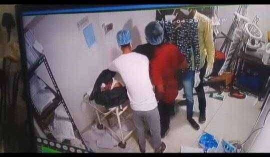 ?धक्कादायक...मानवतेला काळिमा फासणारी घटना : मयताच्या खिशातील रोख रक्कम लांबवत रुग्णालय कर्मचारी cctvv कॅमेरात कैद