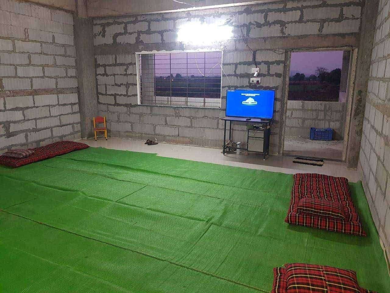 दिंडोरी शहरात लोकनेते स्व.प्रकाशबापू मित्रमंडळातर्फे एकमेव विलगीकरण कक्ष