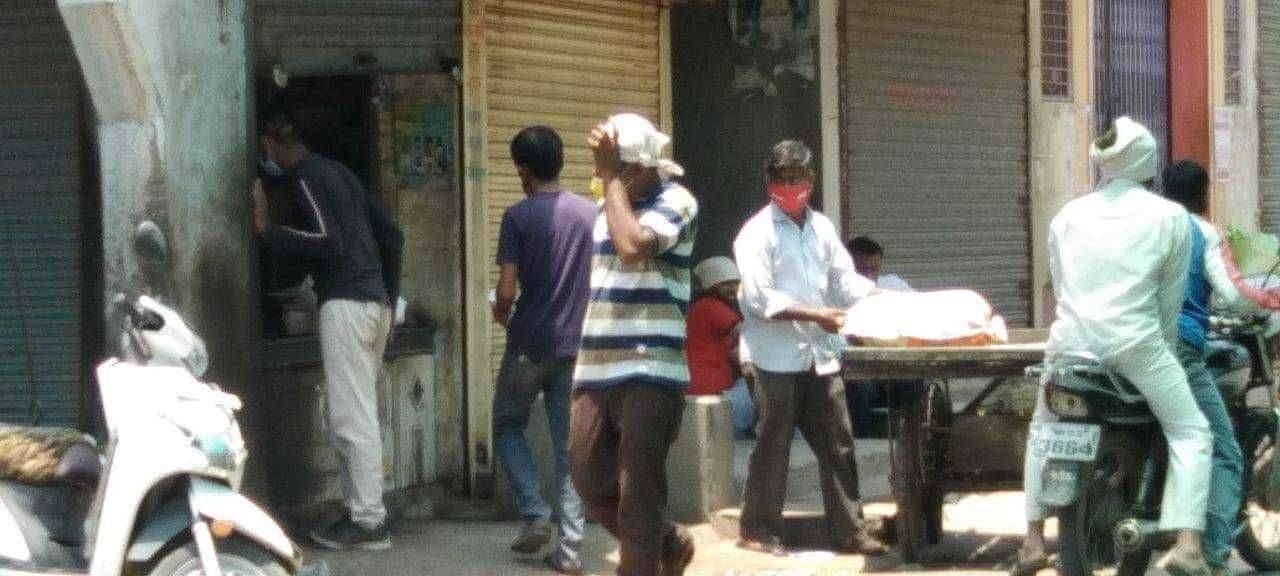 लपवा छपवी या पध्द्तीने पारोळ्यात चालत आहे व्यापार.