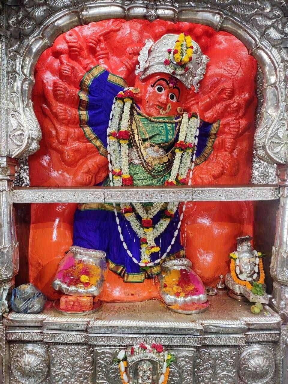 शक्तिपीठ श्री. सप्तशृंग निवासिनी देवी ट्रस्ट, सप्तशृंगगडच्यावतीने ऑक्सिजन कॉन्सन्ट्रेटर, ५ बायपॅप मशिन उपलब्ध करुन देण्याबरोबरच गरजू ग्रामस्थांना मोफत अन्नक्षेत्र उपलब्ध करून देनार.